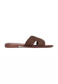 Sandales glissantes tressées marron avec une semelle plate, présentant un design à lanières croisées et un matériau texturé. Minimalistes et ouvertes aux orteils.