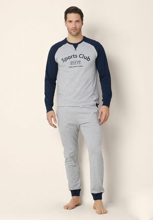 Graues Langarmshirt mit maritimen Raglanärmeln, mit "Sports Club" Grafik, kombiniert mit passenden grauen Jogginghosen mit maritimen Bündchen.