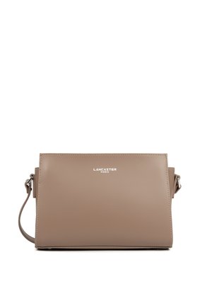 Sac bandoulière rectangulaire beige Lancaster Paris en cuir avec sangle ajustable et design minimaliste sur fond blanc.