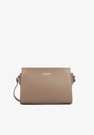 Beige rechthoekige Lancaster Paris leren crossbodytas met verstelbare riem en minimalistisch ontwerp op witte achtergrond.