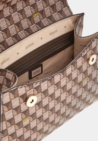 Guess WAVE HANDLE FLAP - Bolso de mano - mehrfarbig braun