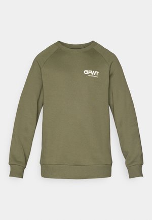 Olivengrønn hettegenser laget av mykt stoff, med rund hals og ribbestrikkede mansjetter. Framsiden har et hvitt FWT-logo.