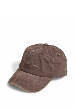 Casquette de baseball marron en coton lavé avec "Sunset Club" brodé à l'avant, avec des œillets de ventilation et une visière courbée.