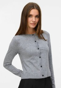 Grijze lange mouwen cardigan met een ronde halslijn, voorzien van een knoopsluiting en een zachte, gestructureerde gebreide stof. Ontwerp met een cropped zoom.