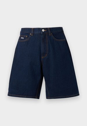 Dunkelblaue Denim-Shorts mit Fronttaschen, Knopfverschluss, sichtbaren orangefarbenen Nähten und einem kleinen "Obey"-Logo-Patch auf der rechten Tasche.