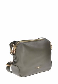 Borsa a tracolla in pelle verde oliva con chiusura a zip, hardware dorato e un logo discreto sul davanti. Forma strutturata, texture liscia.