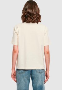 Mister Tee ALWAYS ON FIRE  - T-shirts print - whitesand