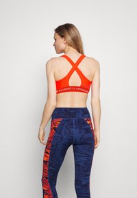 Under Armour CROSSBACK MID BRA - Sutiã desportivo de suporte médio - red