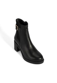 Schwarze Leder-Ankle-Boots mit Blockabsatz, seitlichen elastischen Einsätzen und einer dekorativen Schnalle am Knöchel. Glatte Textur und schlankes Design.