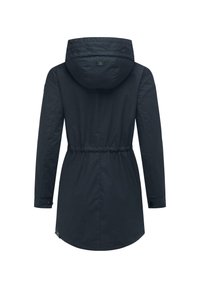 Mörkblå lång kappa med huva, åtdragen midja och tryckknappar vid ärmarna. Slät tyg med en lätt glänsande textur, med en ryggdetalj.