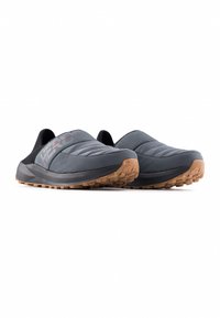 Szare buty wsuwane z pikowaną cholewką, czarną elastyczną opaską i teksturowaną pomarańczową podeszwą wykonaną z materiału o multid kierunkowych wzorach przyczepności.