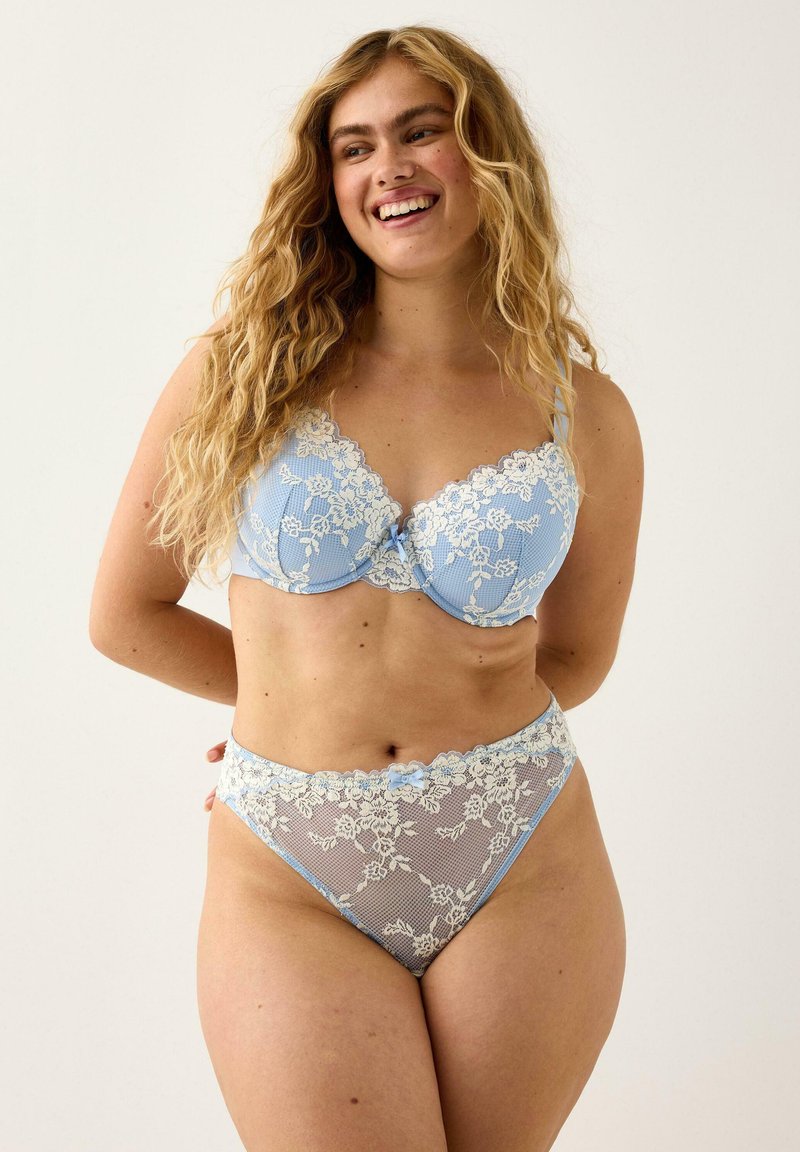 Vaaleansininen pitsinen rintaliivi ja siihen sopivat korkeavyötäröiset alushousut, joissa on kukkakuviot, aaltoilevat reunat ja sileä verkkomateriaali.