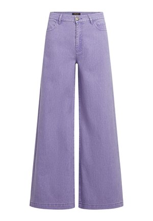 Lawendowe dżinsy o szerokich nogawkach wykonane z denimu, z wysokim stanem, przednimi kieszeniami oraz zapięciem na guzik na górze. Całość ma fakturowane wykończenie.