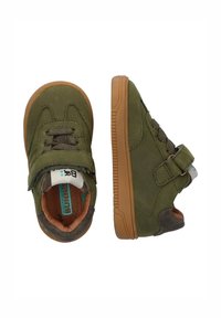 Groene suède sneakers met een textuurafwerking, voorzien van een klittenbandsluiting, rubberen zool en contrasterende bruine accenten.