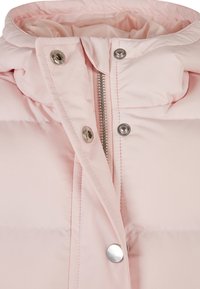 Ljust rosa vadderad jacka med hög krage, silverfärgade detaljer, en central dragkedja och tryckknappar längs fram. Mjuk, slät textur.