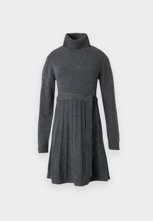 Robe en tricot grise avec un col roulé haut, des manches longues, une taille accentuée avec une ceinture, et des détails de jupe plissée.