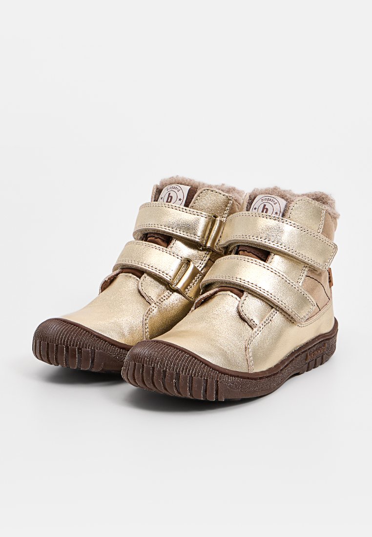 Goldene metallische Ankle Boots mit doppelten Klettverschlüssen, brauner Gummisohle und einem Futter aus Kunstfell am Kragen für zusätzlichen Komfort.