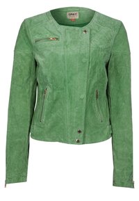 Grøn læderjakke med en tætsiddende design, der har lynlåslommer, knaplukning og quiltede skulderdetaljer. Glat tekstur.