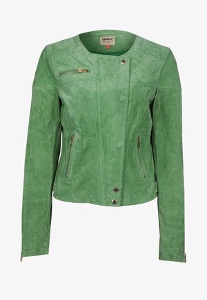 Giacca di pelle verde con un design aderente, caratterizzata da tasche con zip, chiusura a bottone e dettagli trapuntati sulle spalle. Texture morbida.