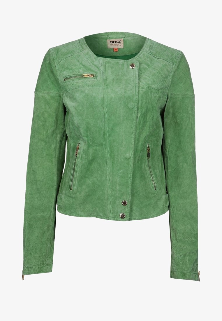 Grøn læderjakke med en tætsiddende design, der har lynlåslommer, knaplukning og quiltede skulderdetaljer. Glat tekstur.