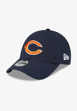 Cappellino da baseball blu navy in tessuto, con un logo "C" ricamato arancione e bianco sul davanti e un piccolo logo bianco di lato.