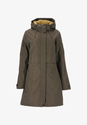 Parka impermeabile verde oliva con chiusura a zip e bottoni, cappuccio regolabile con cordoncino e fodera gialla. Presenta tasche laterali e polsini elasticizzati.