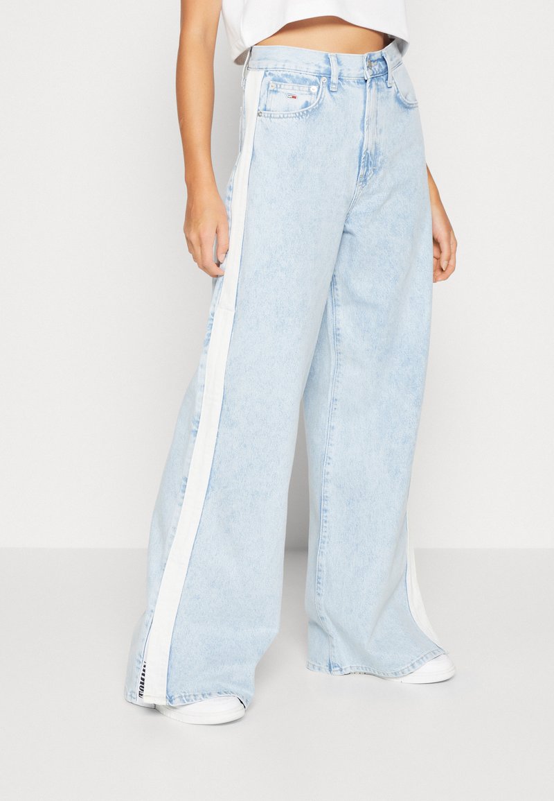 Tommy Jeans CLAIRE WIDE TAPE Jeans Relaxed Fit denim light/light