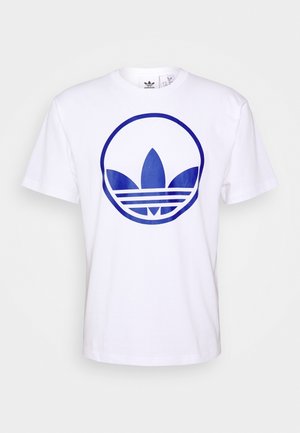 Hvid kortærmet t-shirt med rund hals og stort blåt Adidas trefoil-logo inde i en cirkel på forsiden.