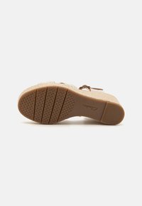 Vevd sandaler med plattform i beige med teksturert såle, som har en polstret innersåle, justerbar stropp og gummisåle for bedre grep.