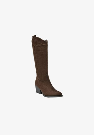 Stivale da cowboy singolo alto in camoscio marrone scuro con ricamo e tacco spesso a strati, mostrato su sfondo bianco.