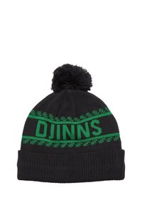 Zwarte gebreide beanie met een pluche pompon, voorzien van een groene band met de tekst "DJINNS" en een sneeuwvlokpatroon langs de onderrand.