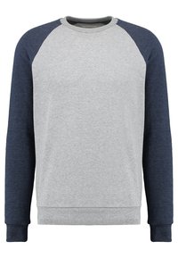 Sudadera gris con mangas raglán azul marino. Cuello redondo, puños y dobladillo acanalados, textura de tela suave, sin patrones ni detalles distintivos.
