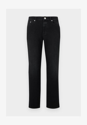 Μαύρο τζιν με ίσια γραμμή, πέντε τσέπες, κούμπωμα με κουμπί και θηλιές για ζώνη, τοποθετημένο σε λευκό φόντο.