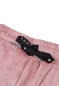 Zachte roze broek met elastische tailleband, gestrikt met een zwarte trekkoord voorzien van witte tekst en zilveren aglets.