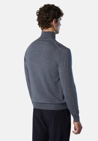 Maglione grigio a maglia con colletto alto, forma aderente e polsini a coste. Texture liscia, design minimalista, senza motivi o accenti visibili.