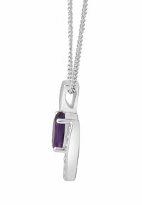 Ciondolo in argento con una pietra preziosa ovale viola, caratterizzato da un design elegante e lucido, accentuato da piccole pietre chiare lungo un lato.