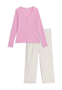 Rosa långärmad topp med V-ringning och knappdetalj, ihop med vita randiga pyjamasbyxor med en mjuk textur och elastisk midja.