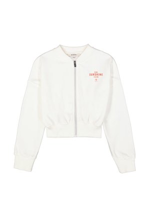 Przycięta biała kurtka bomberka z przednim zamkiem, ściągaczami przy rękawach oraz graficznym nadrukiem w kolorze pomarańczowym z napisem "KLUB SŁOŃCA" na klatce piersiowej.