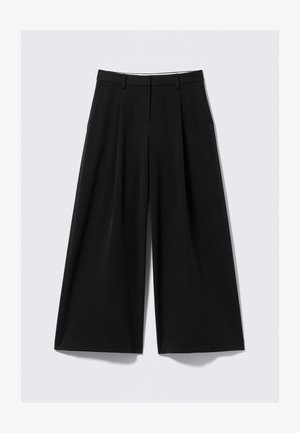 Čierne široké nohavice s prešívaním vpredu, bočnými vreckami, pútkom na opasok a skrytým predným zapínaním na bielom pozadí.