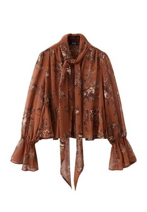 Brązowa kwiecista bluzka z wiązaniem przy dekolcie, długimi rękawami w kształcie dzwonu oraz zwiewnym krojem wykonana z lekkiego, teksturowanego materiału.