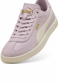 PUMA sneakers puha levendula bőrben, krémszínű velúr akcentussal, lapos fűzős megoldással és arany logóval a nyelvén és az oldalán.