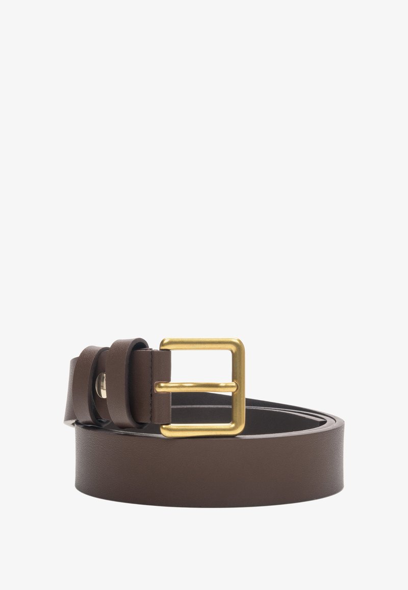 Bruine leren riem opgerold met een rechthoekige gouden metalen gesp op een witte achtergrond.