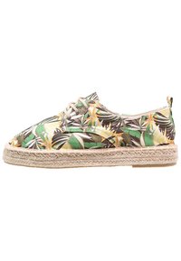 Espadrilky s tropickým vzorem zelených, žlutých a hnědých listů. Plátěný svršek, kulatá špička a tkaná juty podešev s béžovými akcenty.