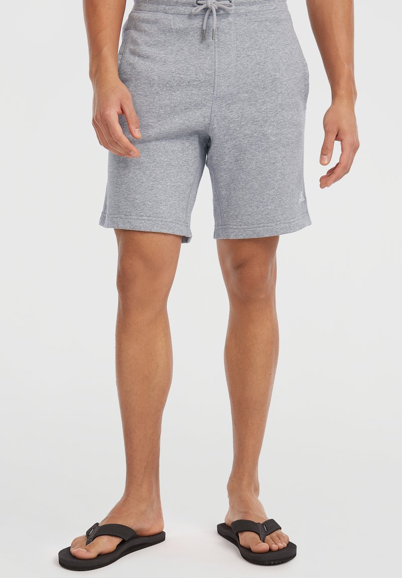 Grå bomuldsblandingsshorts med elastisk talje, snor og sidelommer. Sammen med sorte flip-flops for et afslappet look.