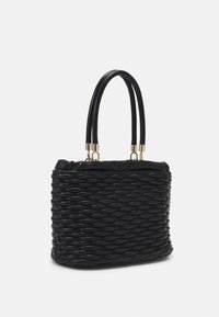 Borsa a tracolla nera intrecciata con corpo texture, dettagli in pelle liscia e doppi manici arrotondati. Presenta accessori in metallo color oro alla base dei manici.