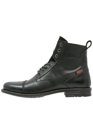 Schwarze Leder-Ankle-Boots mit runder Spitze, Schnürung vorne, Metallösen und einem kleinen braunen Akzent an der Seite. Dicke texturierte Sohle.