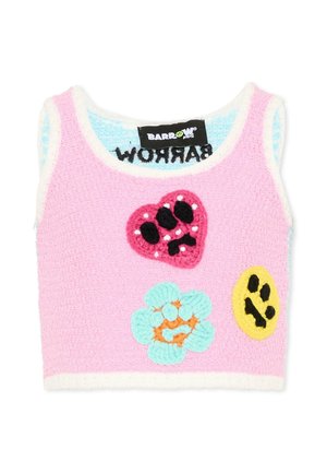 Różowy dziergany krótki top bez rękawów z trzema haftowanymi naszywkami: smutne serce, niebieski kwiat oraz żółta uśmiechnięta buźka.