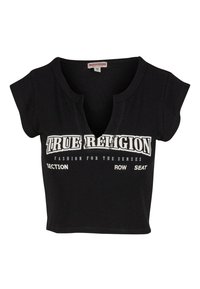 Camiseta negra recortada hecha de tejido acanalado. Cuenta con un escote en V y mangas cortas. La impresión frontal incluye "TRUE RELIGION" y texto adicional.