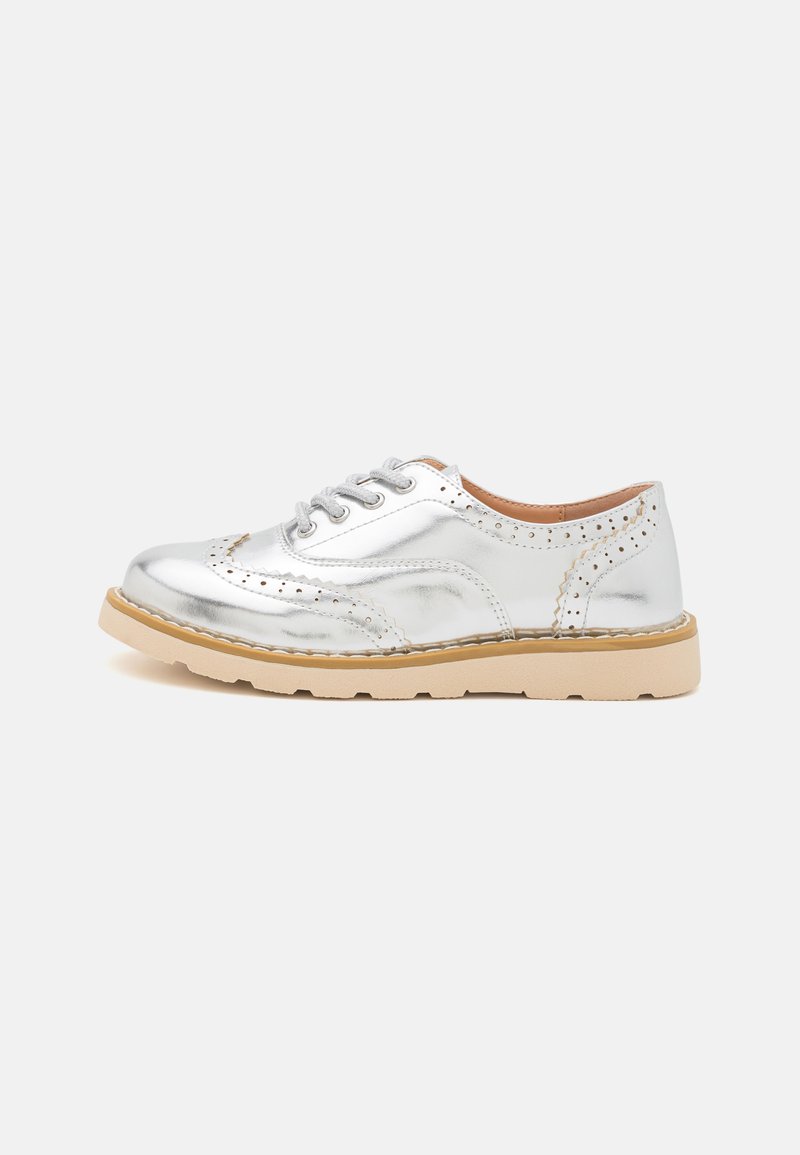 Scarpe stringate in metallizzato argento con dettagli brogue, punta rotonda e suola in gomma beige. Texture liscia e design classico.