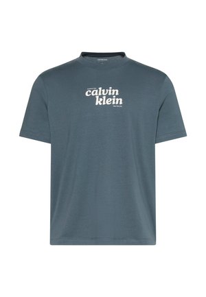 T-shirt gris foncé à manches courtes avec le texte du logo blanc « calvin klein » centré sur le devant.